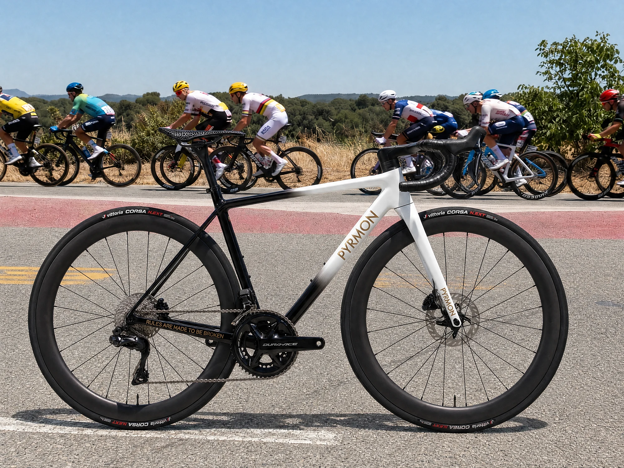 PYRMON Cadí a pie de carretera con el pelotón del Tour pasando detrás