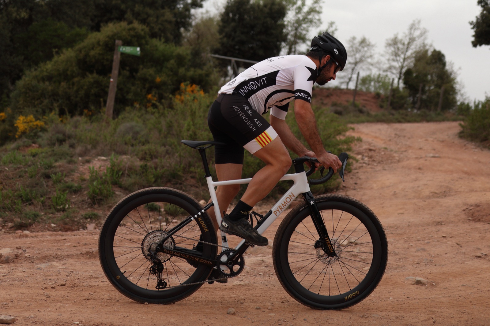 Ciclista con una bicicleta gravel de carbono por caminos de tierra